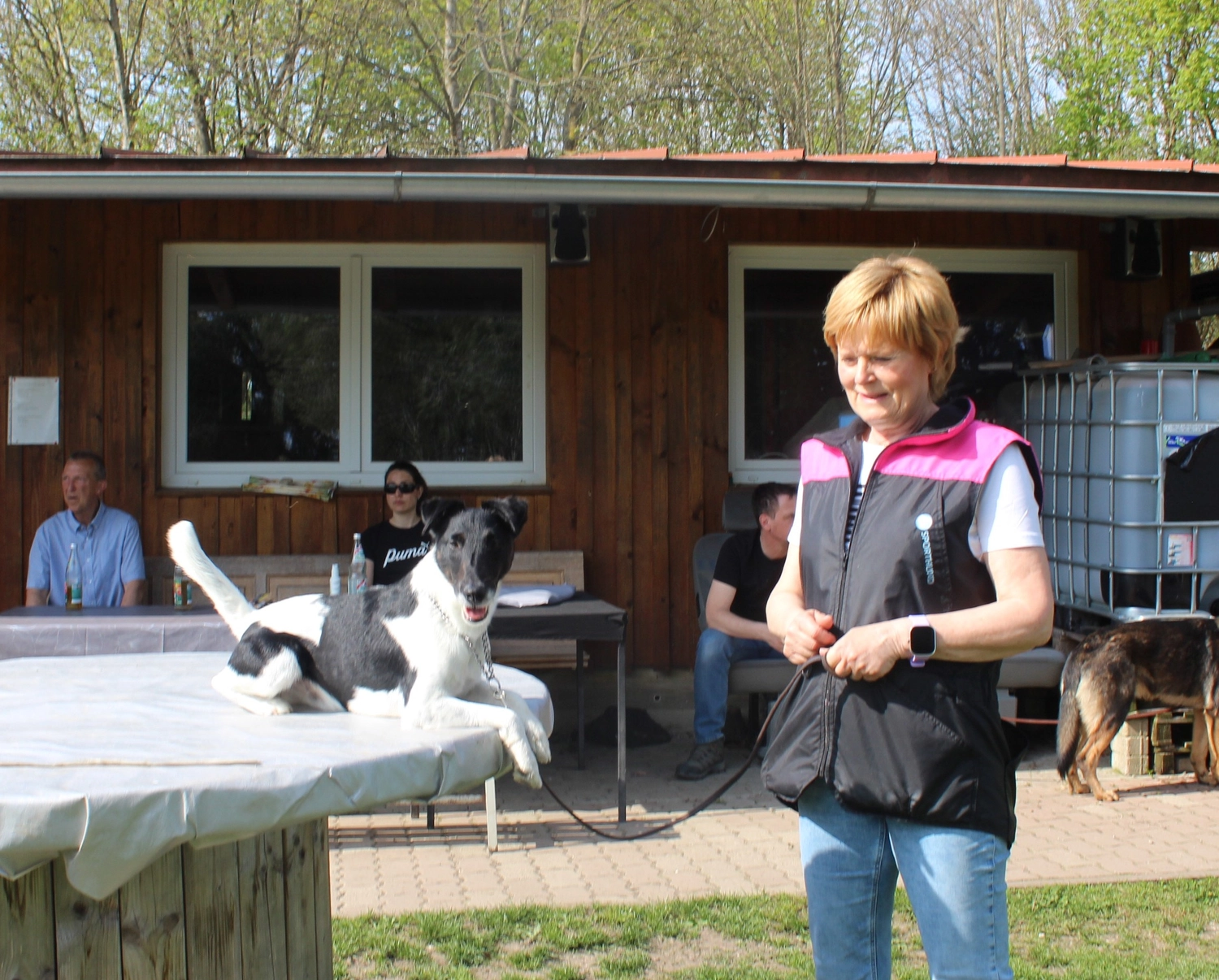 HSV Mühldorf – Hundesportverein – Menschen im Garten mit Hunden