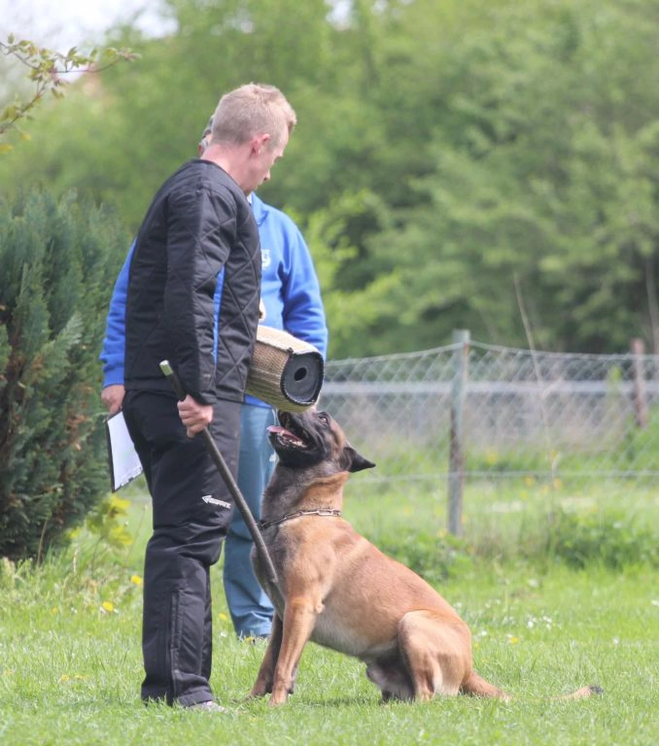 HSV Mühldorf – Hundesportverein – Menschen im Garten mit Hunden