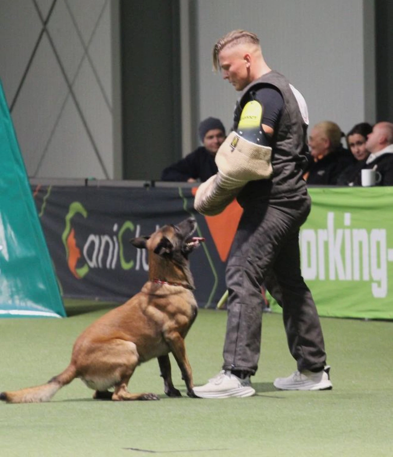 HSV Mühldorf – Hundesportverein – Menschen im Garten mit Hunden